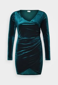 Βελούδινο τιρκουάζ φόρεμα με μακριά μανίκια, V-λαιμόκοψη και σχεδιασμό τύπου wrap με ρυτιδωτή υφή, που τονίζει τη μέση και έχει λείο φινίρισμα.