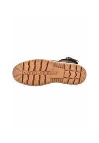Suela de bota marrón con patrones de huella profundos, hecha de goma, con el logo "TOM TAILOR". Color marrón claro con superficie texturizada.