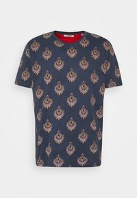 Marinblå T-shirt med ett upprepande paisleymönster i gult, rött och lila. Mjuk textur, rund halsringning och korta ärmar.