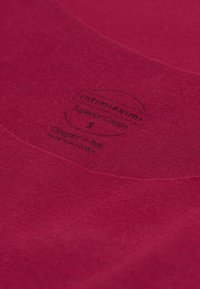 Červená bavlněná tkanina se hladkým povrchem; obsahuje štítek se značkou "Intimissimi", velikostí "S" a textem "Superior Cotton".