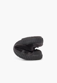 Černá nazouvací bota s flexibilním, texturovaným svrškem, gumovou podrážkou a zakulaceným špičkou, která předvádí kompaktní a měkký tvar.