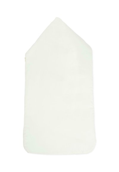Sac de couchage blanc doux avec un sommet pointu, fabriqué en tissu lisse, doté d'une fermeture éclair sur le côté et d'un intérieur rembourré pour le confort.