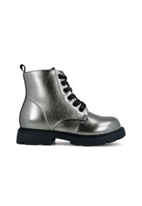 Botas tobilleras plateadas metálicas con cordones negros, superficie texturada, suela de goma negra y una lengüeta en el talón para ponérselas fácilmente.