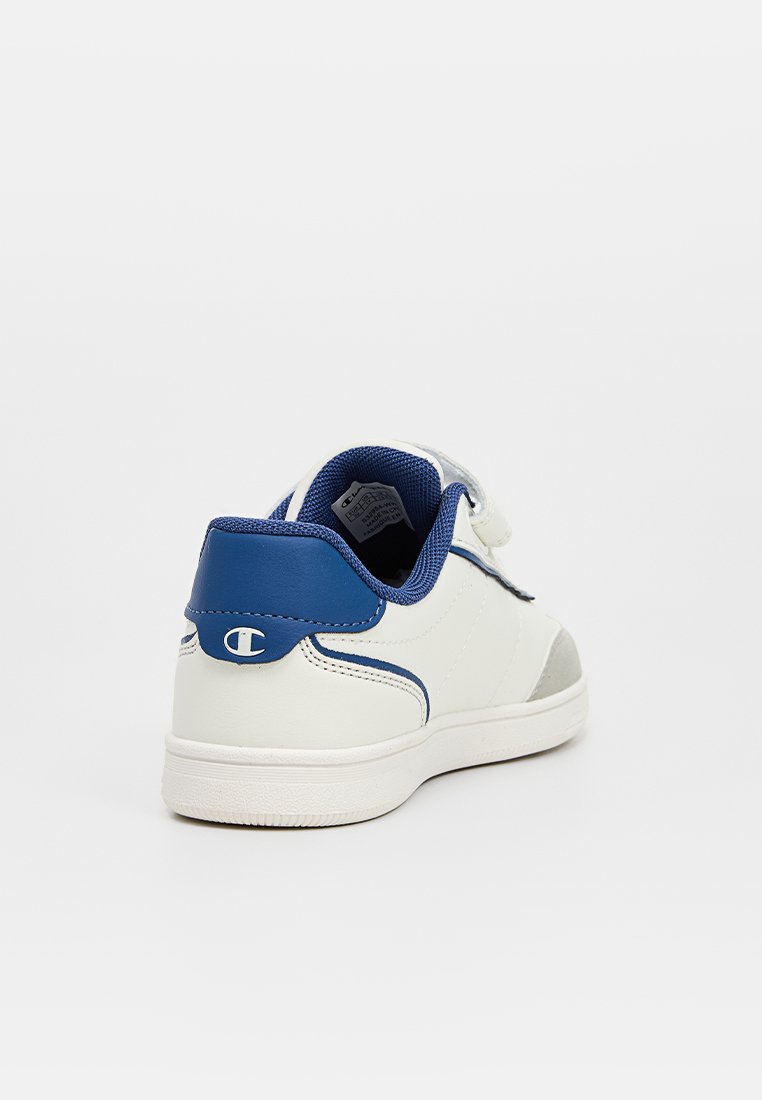 Baskets blanches avec un talon bleu et des accents, détail argenté sur le côté, et une texture en cuir lisse avec une sangle velcro.