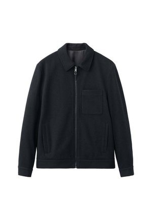 Chaqueta negra con cremallera hecha de un tejido similar a la lana. Cuenta con cuello, un bolsillo en el pecho y bolsillos laterales, con un forro interior suave.