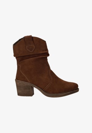 Bottine en suède marron avec un talon empilé, un bout pointu, un revers replié et des coutures contrastantes le long des côtés et des coutures.