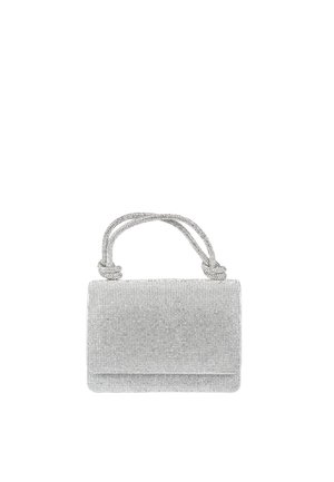 Piccola borsa clutch rettangolare argento con superficie texturizzata e manici doppi annodati su sfondo bianco.