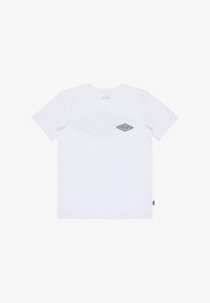 Wit T-shirt met korte mouwen en ronde hals, met een klein zwart-grijs ruitvormig logo op de linkerborst.