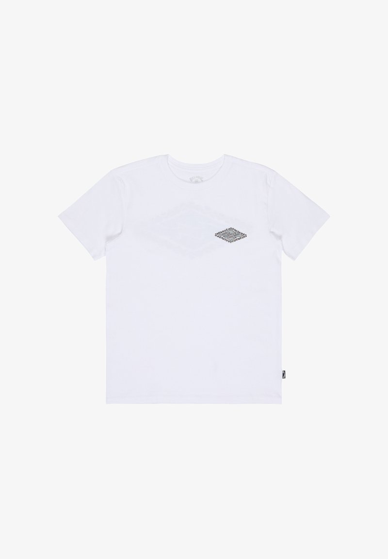 T-shirt blanc à manches courtes avec col rond et petit logo en forme de losange noir et gris sur le côté gauche de la poitrine.