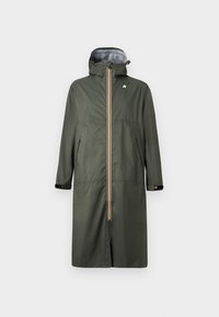 Impermeabile verde oliva con zip frontale, cappuccio regolabile e strisce verticali a contrasto. Presenta tasche laterali e polsini neri.