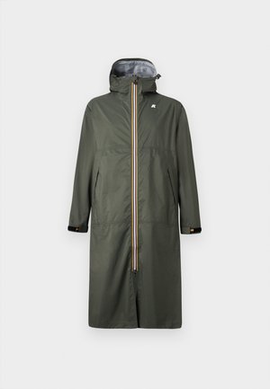 Impermeabile verde oliva con zip frontale, cappuccio regolabile e strisce verticali a contrasto. Presenta tasche laterali e polsini neri.