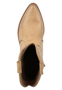 Bota de tobillo de cuero color beige claro con punta afilada, costuras decorativas y forro interior. Presenta una cremallera lateral corta y una solapa para tirar.