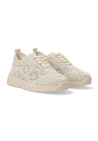 Hellbeige Schnürsneaker mit filigranen texturierten Mustern, weichem Obermaterial aus Stoff und einer glatten Gummisohle. Keine sichtbaren Marken oder Akzente.