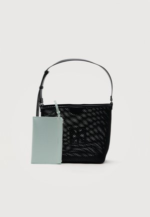 Zwarte mesh emmerhandtas met verstelbare riem en een vastgemaakte lichtblauwe rechthoekige pouch tegen een effen achtergrond.