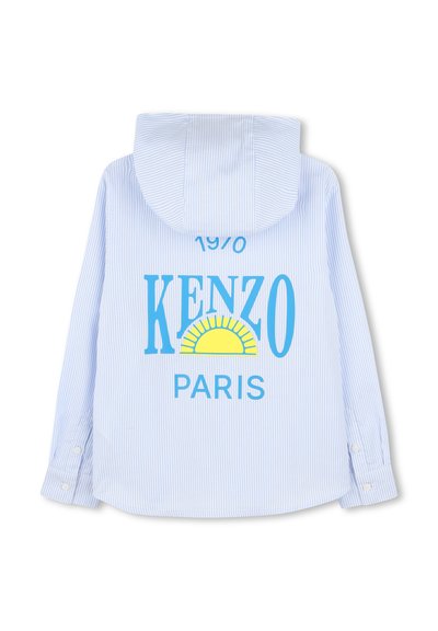 Chemise à capuche rayée bleu et blanc avec un imprimé graphique au dos portant la mention "KENZO 1970 PARIS" en bleu et jaune. Manches longues, poignets boutonnés.