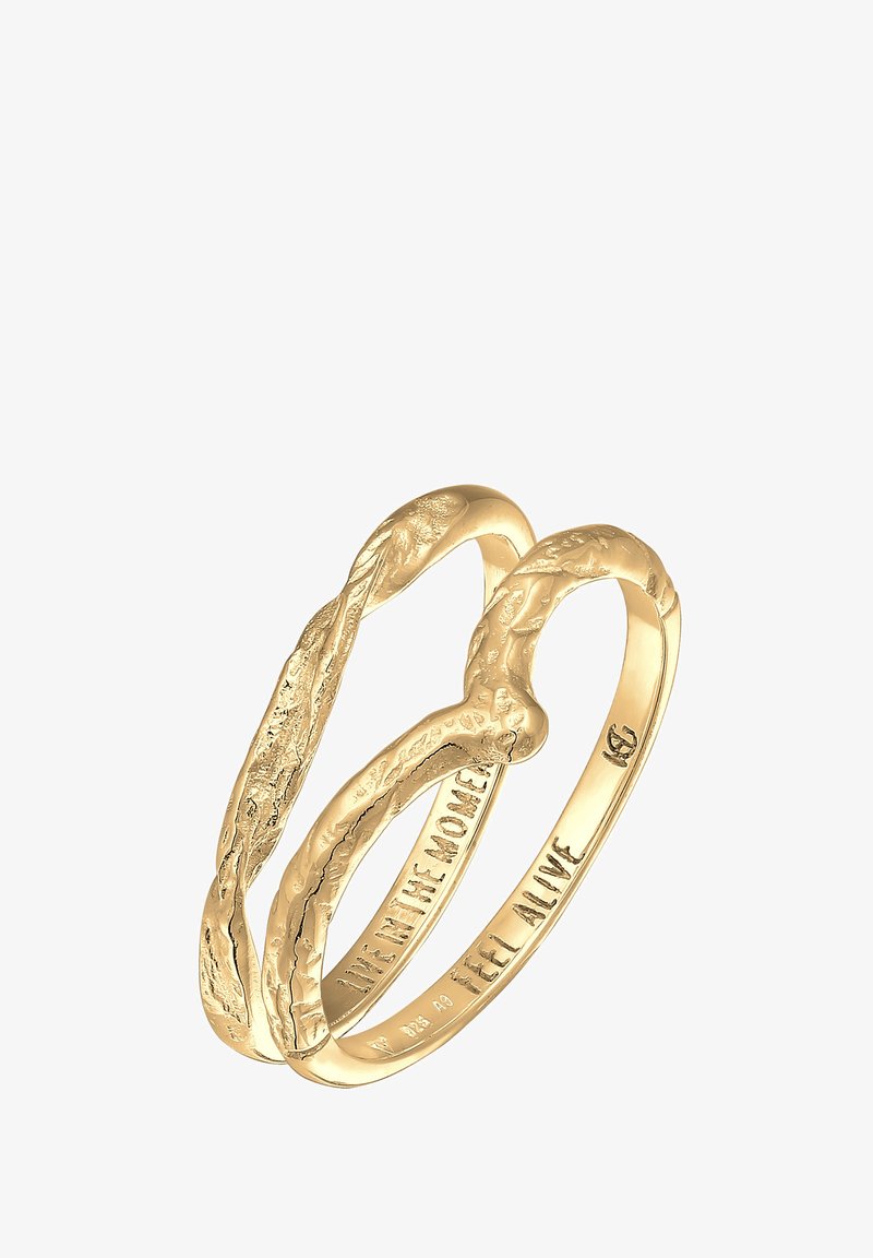 Kullanväriset kierretyt sormukset, joissa on teksturoitu pinta ja kaiverrukset, joissa lukee "ELÄ HETKESSÄ" ja "TUNNE OLO ELÄVÄKSI".