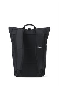Schwarzer Rucksack mit gepolsterten Schultergurten, Netzrücken und einem Oberhandgriff. Verfügt über eine Reißverschlusstasche und ein Logo-Detail an der Seite.