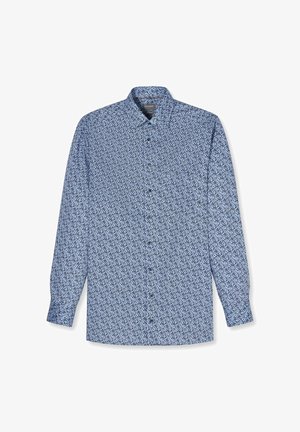 Blaues, langärmliges Hemd zum Knöpfen mit kleinem dunklem Blumenmuster und klassischem Kragen, flach auf weißem Hintergrund liegend.