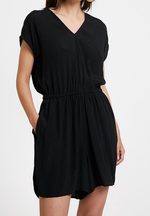 Zwart romper gemaakt van lichtgewicht stof, met een V-hals, korte mouwen, een elastische taille, zijzakken en een ontspannen pasvorm.