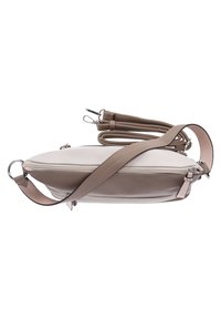 Bolso cruzado de piel en color crema y topo, de forma ovalada, que cuenta con dos asas y acentos de hardware plateado. Acabado suave, diseño minimalista.