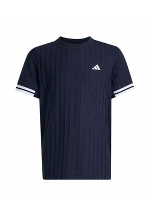 Marineblaues kurzärmeliges Sportshirt mit dezenten vertikalen Streifen, weißem Adidas-Logo auf der Brust und weißen Doppelstreifen an den Ärmelbündchen.