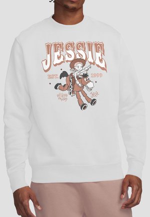 Weißer Sweatshirt mit Cartoon-Grafik von Jessie, die auf dem Pferd Bullseye reitet, Text "JESSIE EST. 1999" und Sterne in Braun- und Beigetönen.