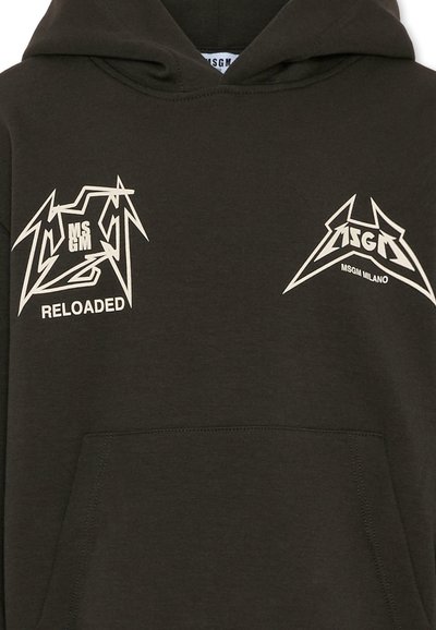 Czarna bluza z kapturem z dwoma białymi grafikami; lewy nadruk brzmi "MSGM Reloaded", prawy nadruk brzmi "MSGM Milano."