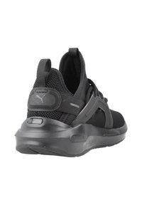 Baskets de sport noires avec une tige en maille, des accents texturés et une semelle rembourrée. Comprend une languette à l'arrière et un logo sur le talon.
