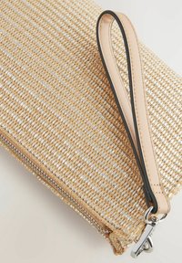 Bolso de mano tejido en tono marrón con hilos plateados, correa de muñeca de cuero beige y herrajes de cremallera y cierre en plata.