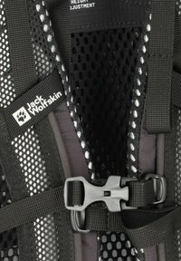 Schwarzes Netz mit reflektierenden Akzenten und verstellbaren Riemen; ausgestattet mit einer Kunststoffschnalle und einem Markenlabel. Entworfen für ergonomische Unterstützung.