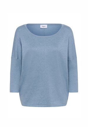 Világoskék pulóver széles nyakkivágással, háromnegyedes ujjal és puha textúrával. Ráncos részletekkel és laza szabással rendelkezik.