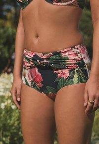 Aukštu liemeniu bikini kelnaitės, dekoruotos tamsiu gėlių raštu su rožinėmis ir žaliomis detalėmis. Pagamintos iš minkštos, elastingos medžiagos, su rauktu liemeniu.
