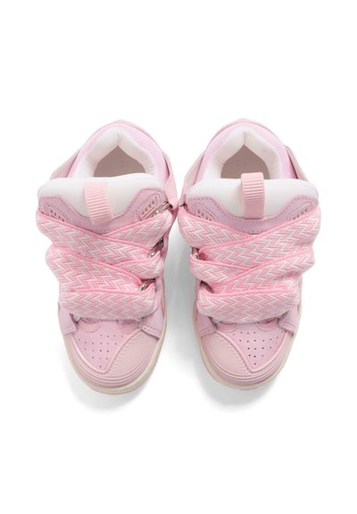 Lyserøde høje sneakers med teksturerede syntetiske og mesh materialer, med snørebånd i zigzag-mønster og afrundede gummisåler.