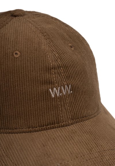 Barna kordbársony baseball sapka, amelyen egy fehér "W.W." logó van hímezve. A sapka strukturált fejrészű és ívelt koronájú.