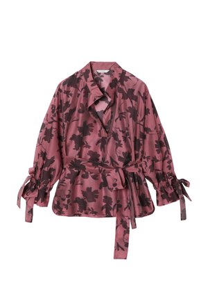 Bluza roz cu imprimeu floral, croială lejeră, design tip înfășurat și mâneci lungi. Are modele florale negre și șnururi la mâneci și talie.