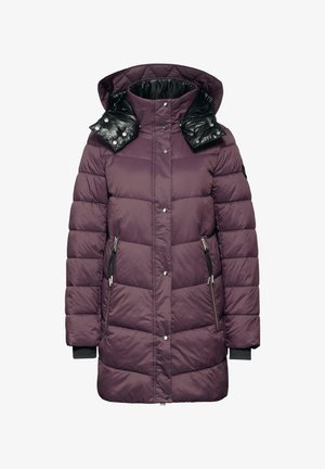 Doudoune matelassée violette avec une capuche noire brillante détachable. Comprend des poches latérales zippées et des poignets côtelés pour une isolation supplémentaire.