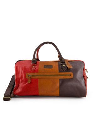 Skórzana torba podróżna typu duffel z panelami w kolorach czerwonym, brązowym i jasnobrązowym, podwójnymi uchwytami, przednią kieszenią na zamek oraz odpinanym paskiem na ramię na białym tle.