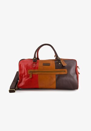 Kožená cestovní sportovní taška s červenými, hnědými a béžovými panely, dvojitými uchy, předním kapsou na zip a odnímatelným ramenním popruhem na bílém pozadí.