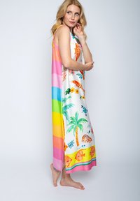 Langes, �ärmelloses Kleid mit bunten Streifen und tropischen Mustern, darunter Palmen und Fische, aus leichtem Stoff gefertigt.