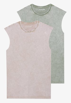 Dos camisetas sin mangas en beige claro y verde apagado, confeccionadas en una tela texturizada, con cuellos redondos y bordes sin rematar.