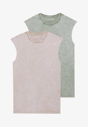 Dvije majice bez rukava u svijetlo bež i prigušenoj zelenoj boji, izrađene od teksturiranih tkanina, s okruglim izrezima i sirovim rubovima.