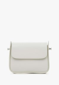 Bílá kožená kabelka s plochým designem, klopovým uzávěrem, stříbrnými doplňky a čistým stehem. Jednoduchý geometrický tvar bez dalších ozdob.