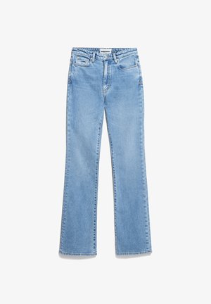 Jeans de mezclilla azul claro con un diseño de pierna recta, cinco bolsillos y costuras visibles. La tela tiene una textura suave con un ligero desgaste.