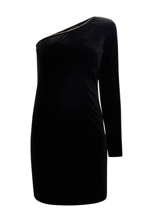 Abito in velluto nero con design a spalla unica, manica lunga e un accento di catena dorata lungo il collo. Texture liscia e forma aderente.