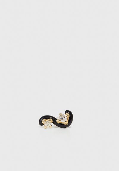 Cuff de ureche negru, rulat, cu accente aurii, prezentând două cristale transparente amplasate într-un suport decorativ din aur.