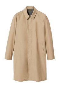 Cappotto beige, fino al ginocchio, con taglio dritto, senza bottoni visibili, colletto e due tasche laterali; realizzato in tessuto liscio e leggero.