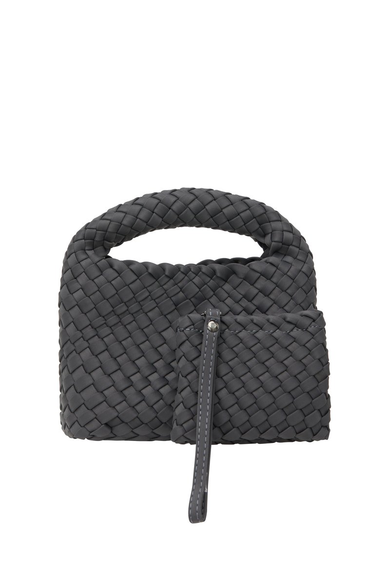 Bolso de mano tejido en gris con un asa superior redondeada y un bolso frontal desmontable, que presenta una textura suave y sutilezas en la costura.