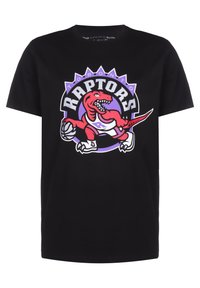 Camiseta de algodón negra con un gráfico colorido de los Toronto Raptors que incluye un dinosaurio rojo y un balón de baloncesto, con acentos en morado y blanco.