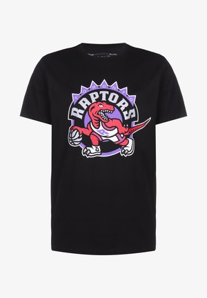 Camiseta de algodón negra con un gráfico colorido de los Toronto Raptors que incluye un dinosaurio rojo y un balón de baloncesto, con acentos en morado y blanco.