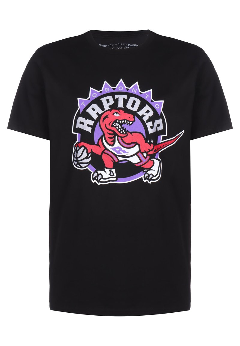 Camiseta de algodón negra con un gráfico colorido de los Toronto Raptors que incluye un dinosaurio rojo y un balón de baloncesto, con acentos en morado y blanco.